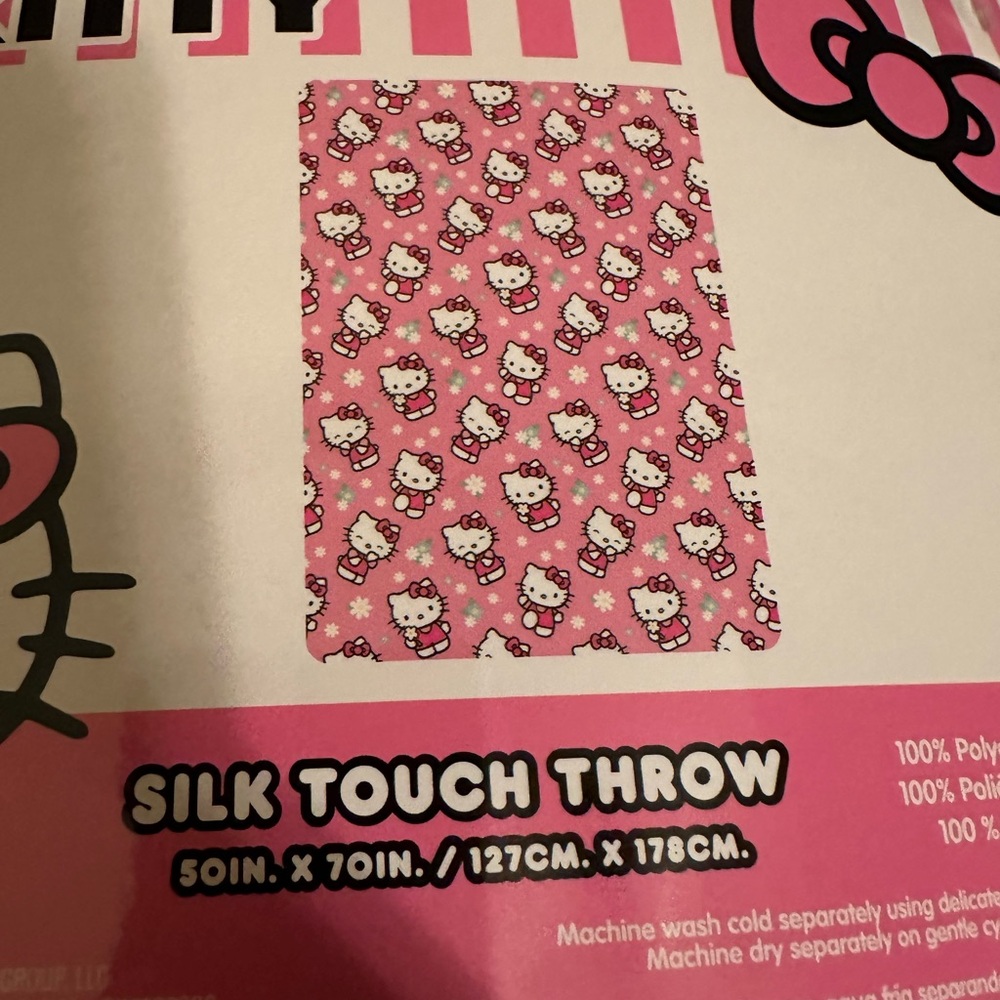 Hello Kitty blanket - Picture 2 of 3